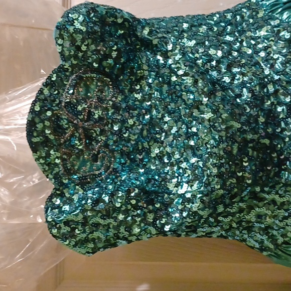 USED ONCE VINTAGE  MIKE BENET GREEN SEQUIN IRIDESCENT STRAPLESS  FORMAL SIZE 12 - Picture 2 of 8